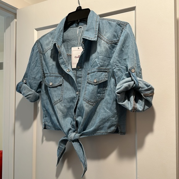 NWT Omoone denim front tie knot top with iridescent snap buttons - Picture 3 of 6